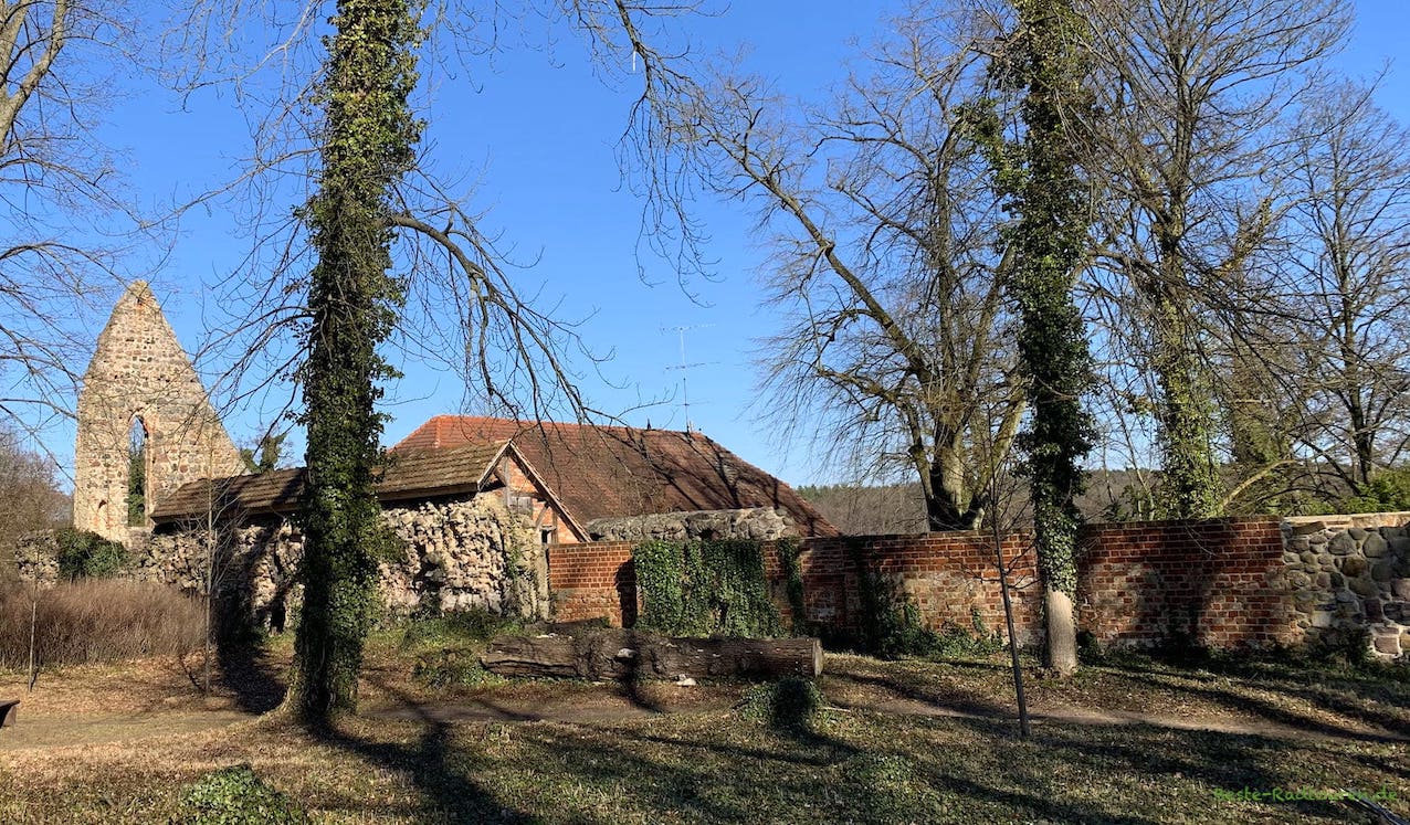 Teil von Kloster Lindow, hier die Südseite der Ruine des Konvents, dahinter das alte Waschhaus