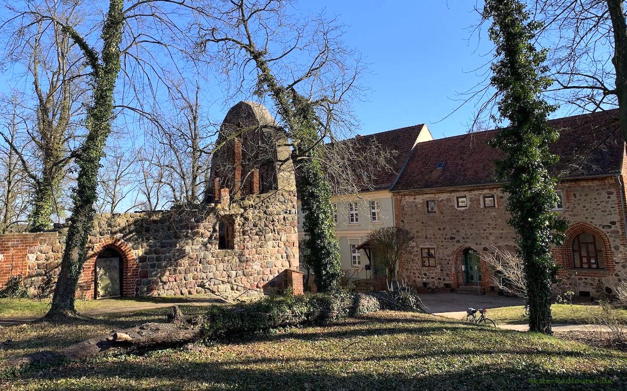 Foto der Anlage Kloster Lindow, rechts die alte Klosterschule, links das Konvent