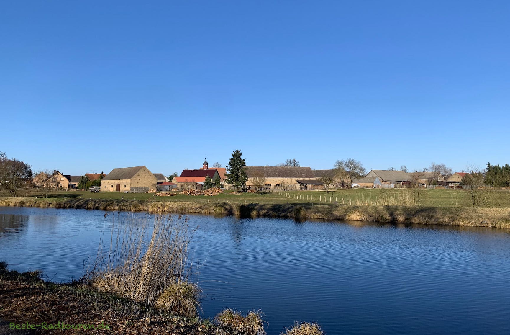 Foto vom Radweg am Vosskanal, Blick auf das Dorf Krewelin südlich von Zehdenick