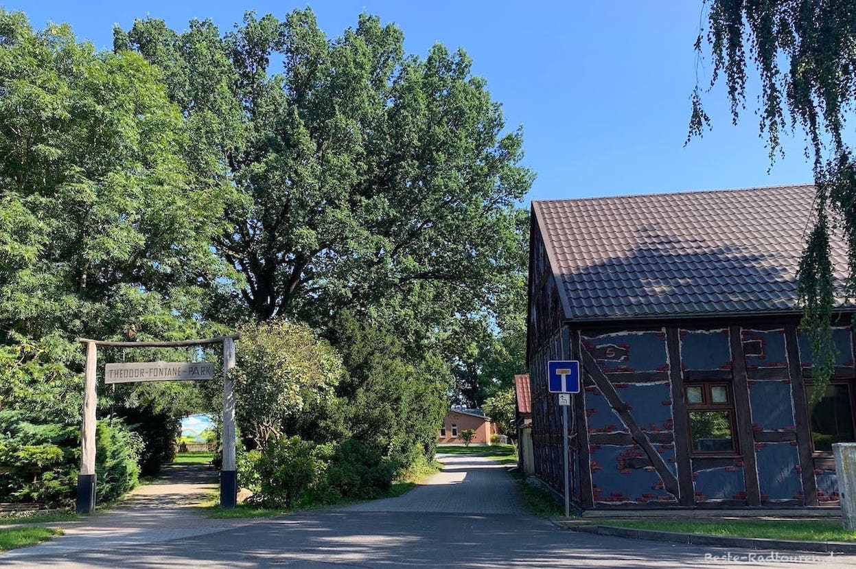 Letschin: Eingang zum Theodor-Fontane-Park und Fachwerkhaus
