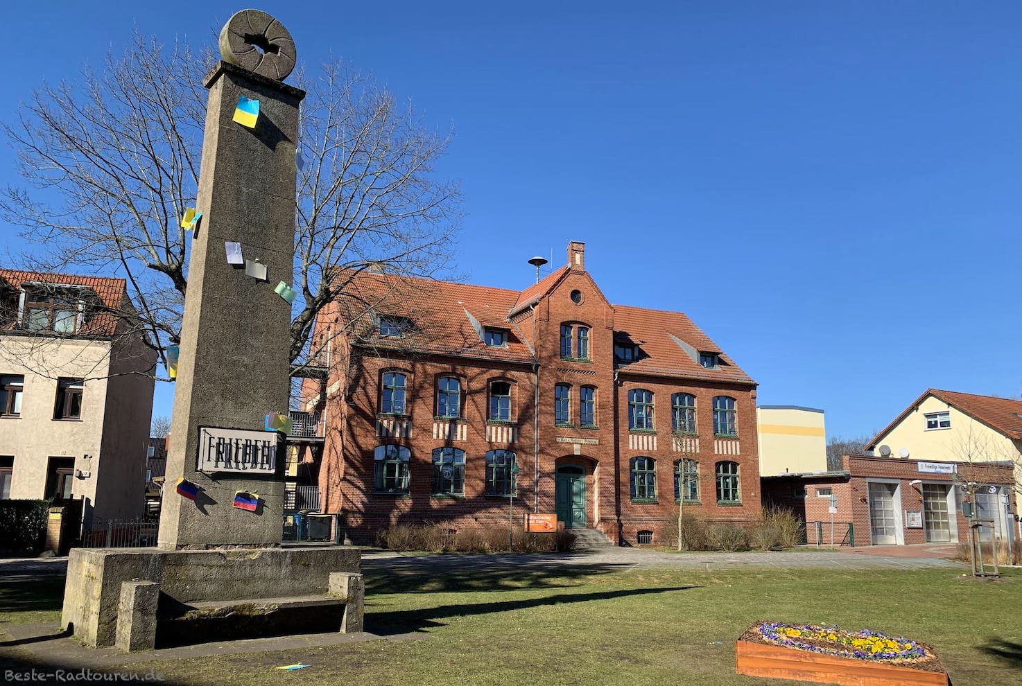 Mahnmal und Käthe-Kollwitz-Schule Mühlenbeck, Foto vom Radweg aus