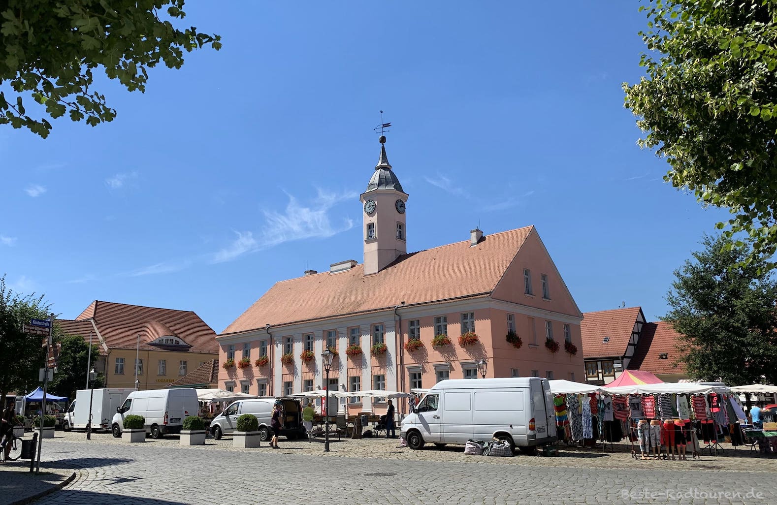 Im Zentrum von Zehdenick: Marktplatz und Rathaus