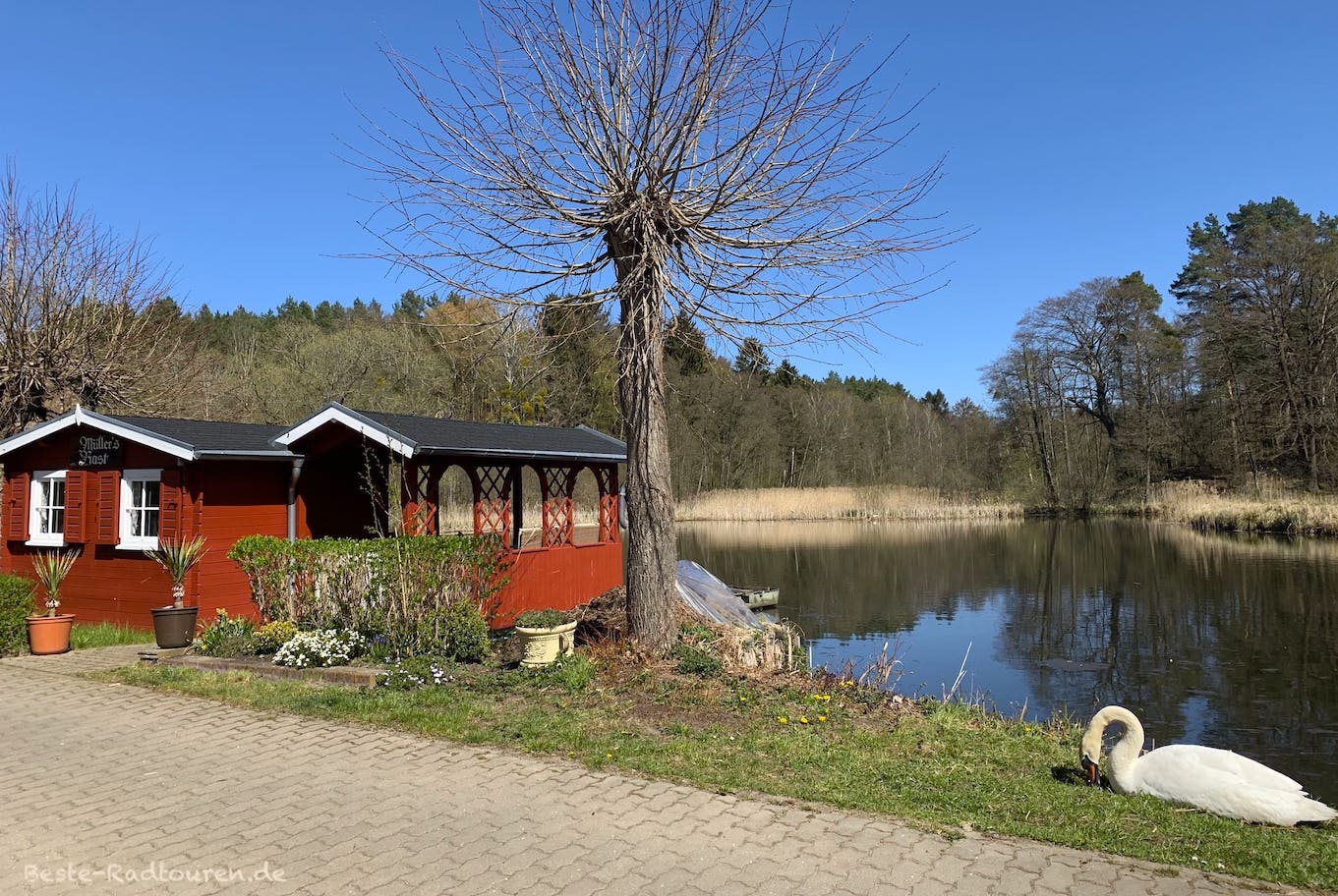 "Müllers Rast" nahe der Kramnitz-Mühle nördlich von Lindow für Radler und Wassersportler