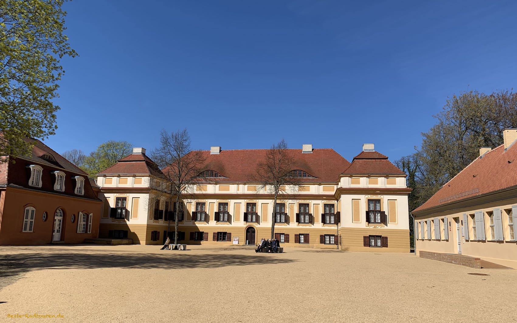 Schloss Caputh, Foto der Vorderansicht, Innenhof