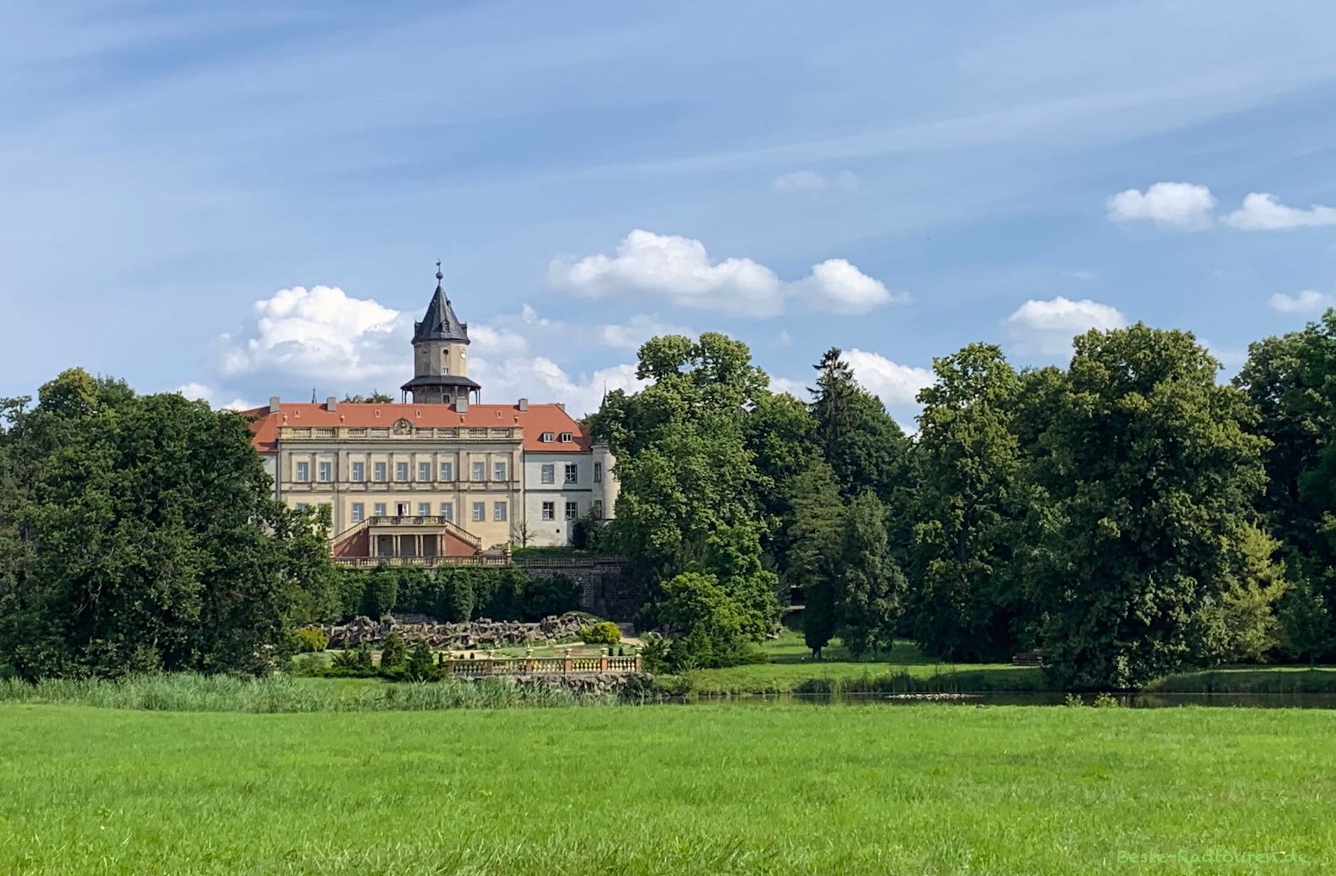 Schloss Wiesenburg, Foto von weitem vom Schlosspark aus