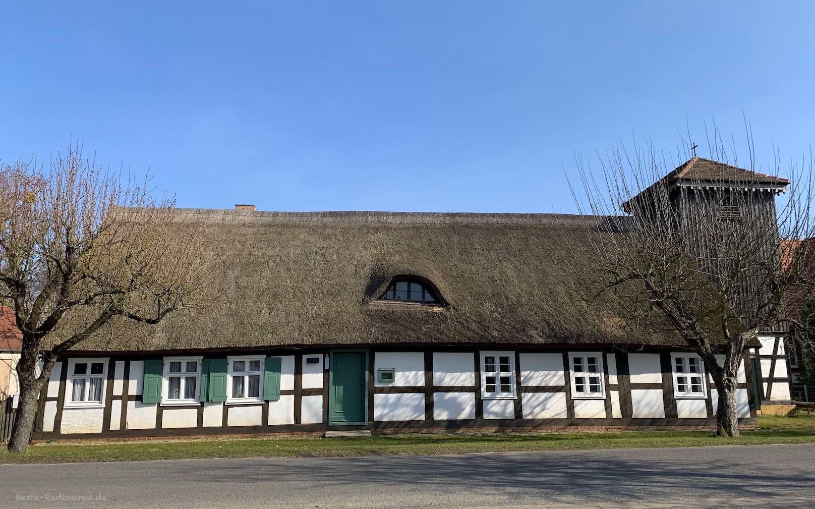 Schul- und Bethaus Wuschewier, Gemeinde Neutrebbin, Foto von vorn in der gesamten Länge