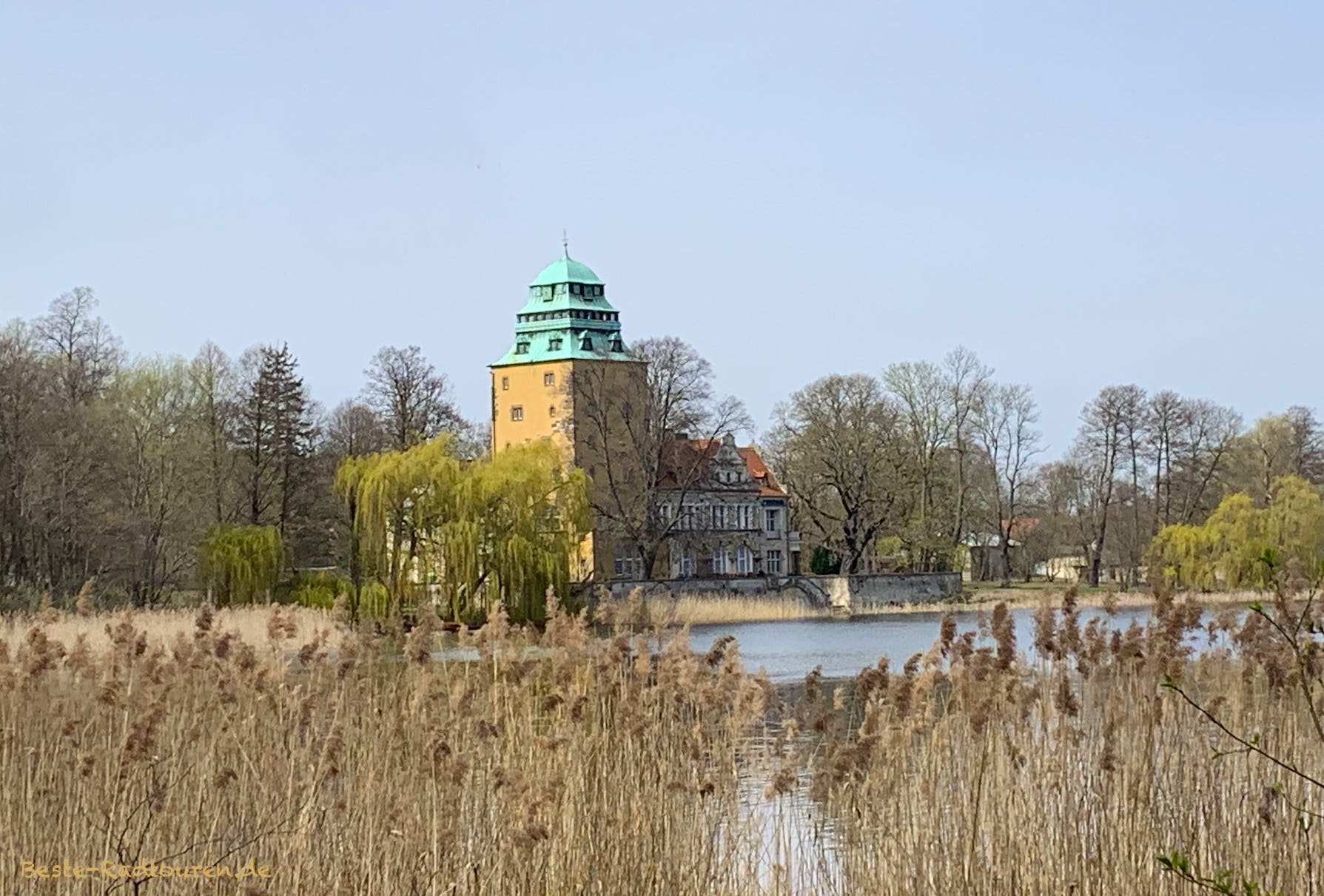 Foto vom Ufer am Groß Leuthener See, Wasserschloss Groß Leuthen
