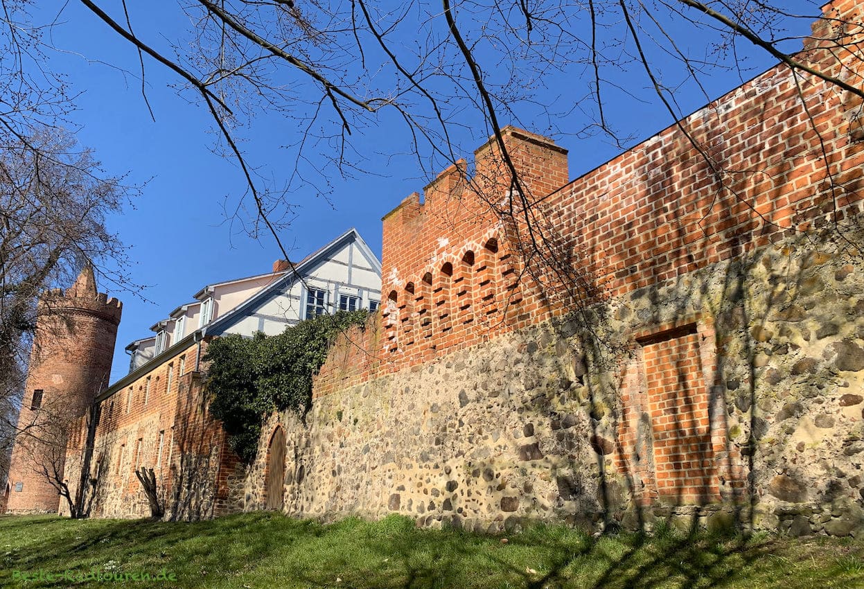 Beeskow: Foto der Stadtmauer vom Süden her, nahe der Klosterstraße
