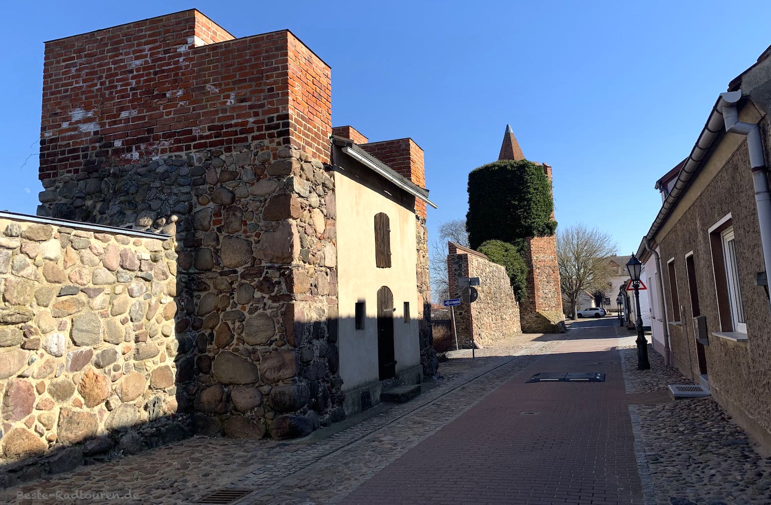 Foto in die Mauerstraße in Beeskow hinein: Stadtmauer und Turm