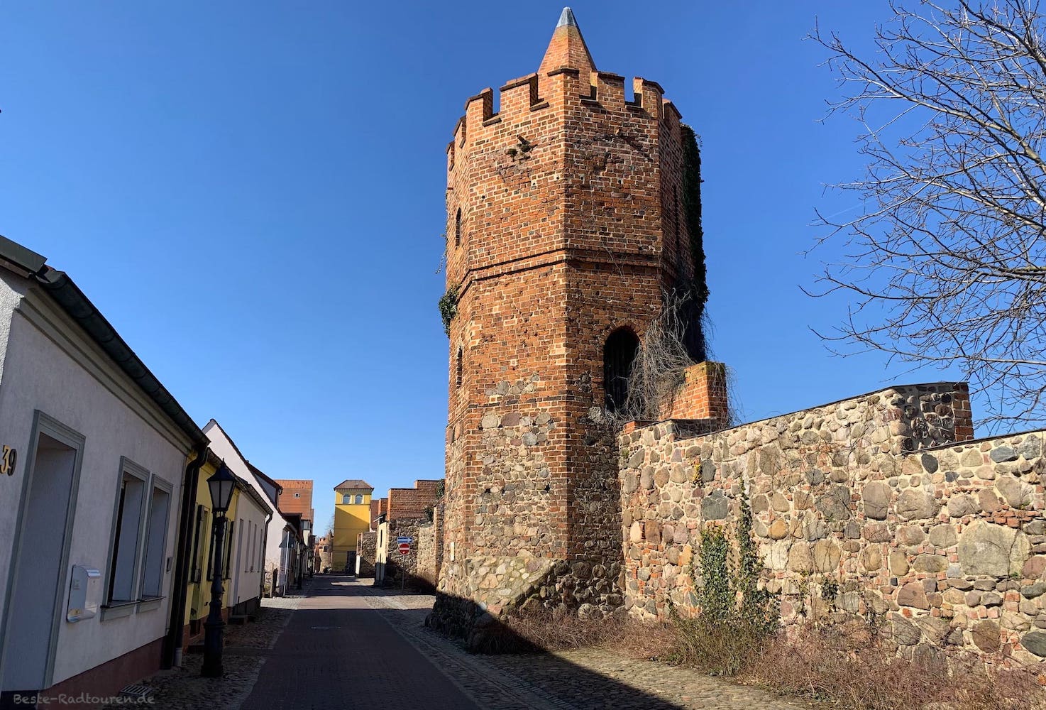 Beeskow Stadtmauer und Turm in der Mauerstraße