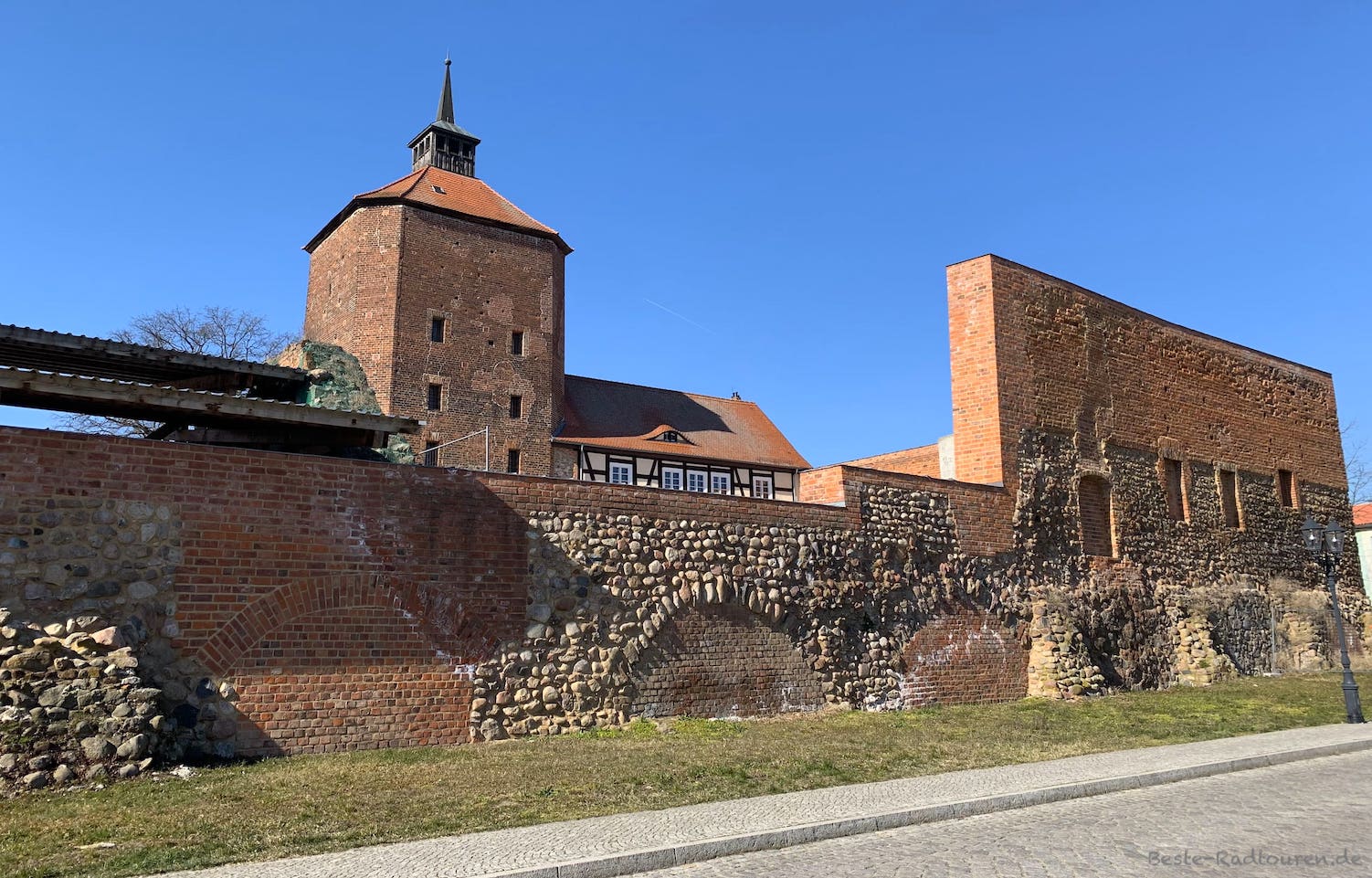 Burg Beeskow, Ansicht von außen, Foto von Mauer und Turm