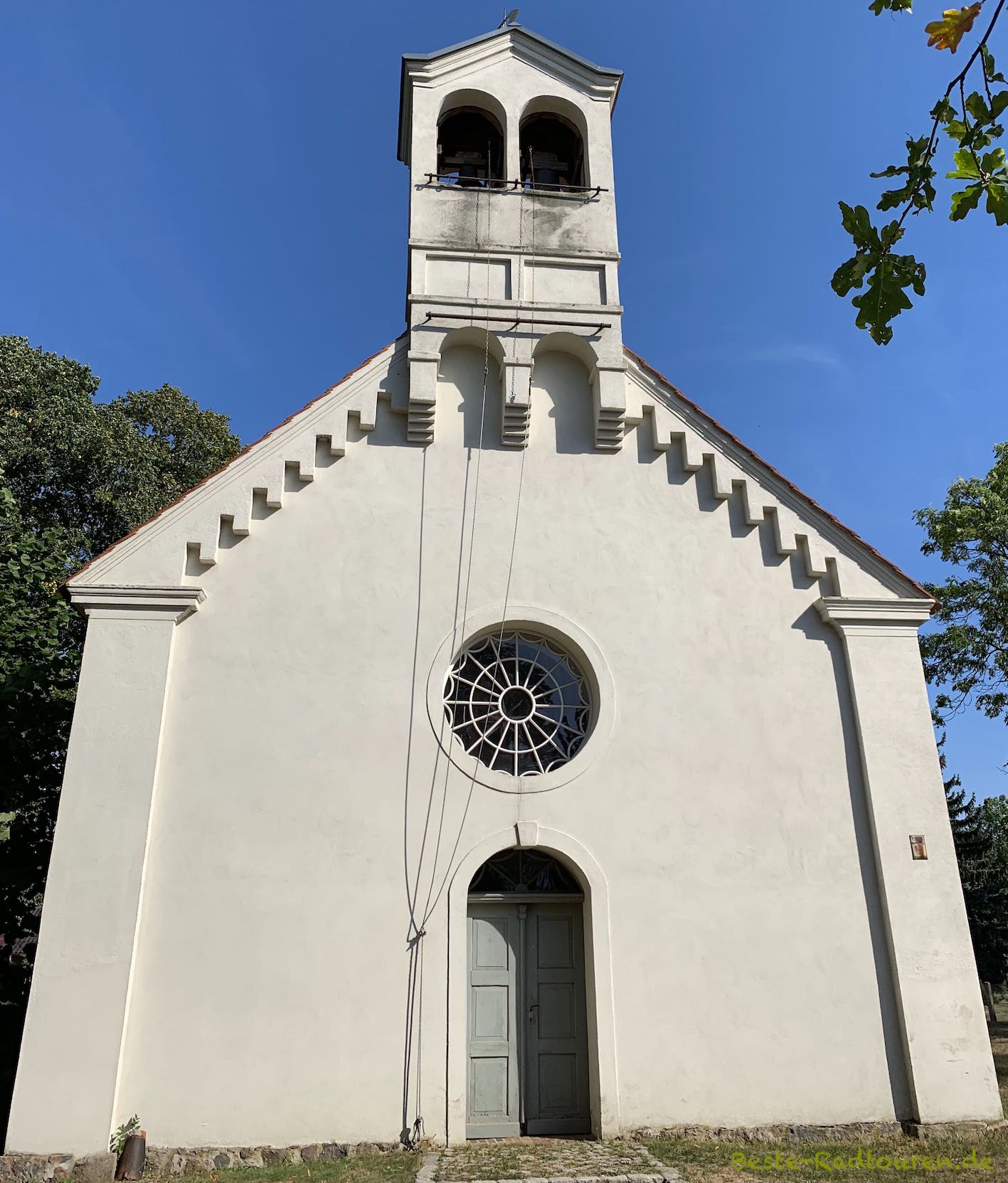 Dorfkirche von Wüstenhain (Gemeinde Laasow), Foto von vorn