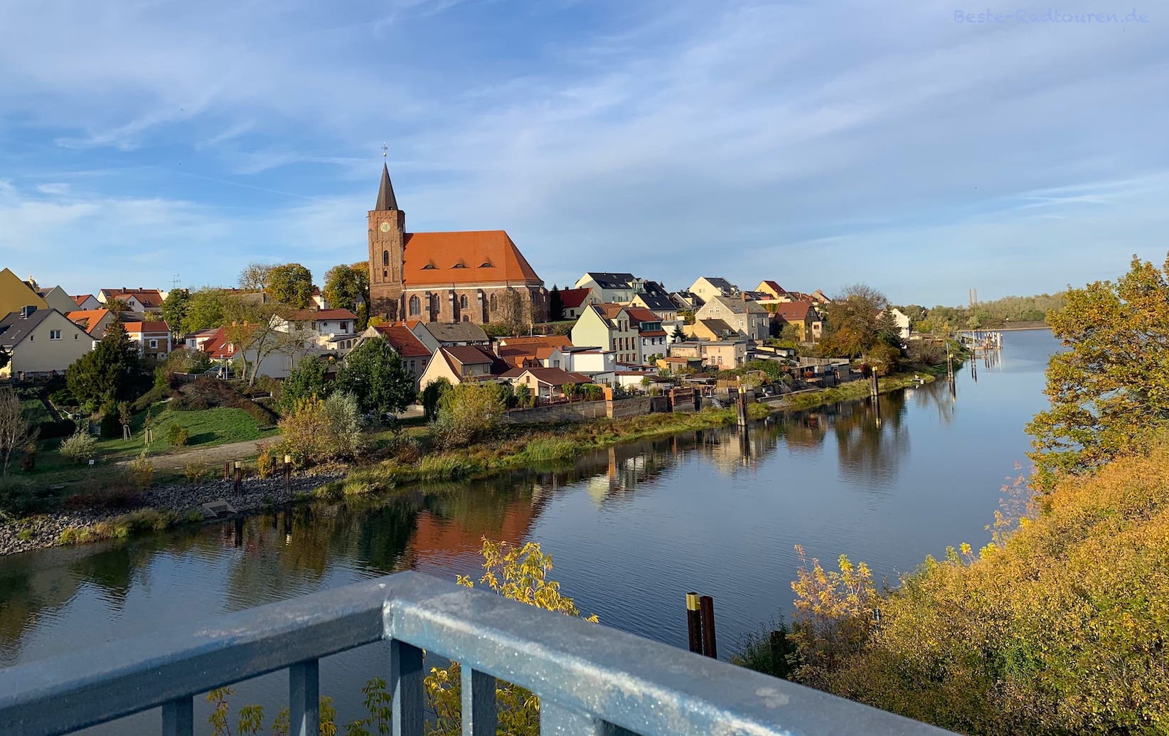 Fürstenberg, Stadtteil von Eisenhüttenstadt, liegt an der Oder - Foto von der Brücke aus. Im Zentrum die Kirche St. Nikolai