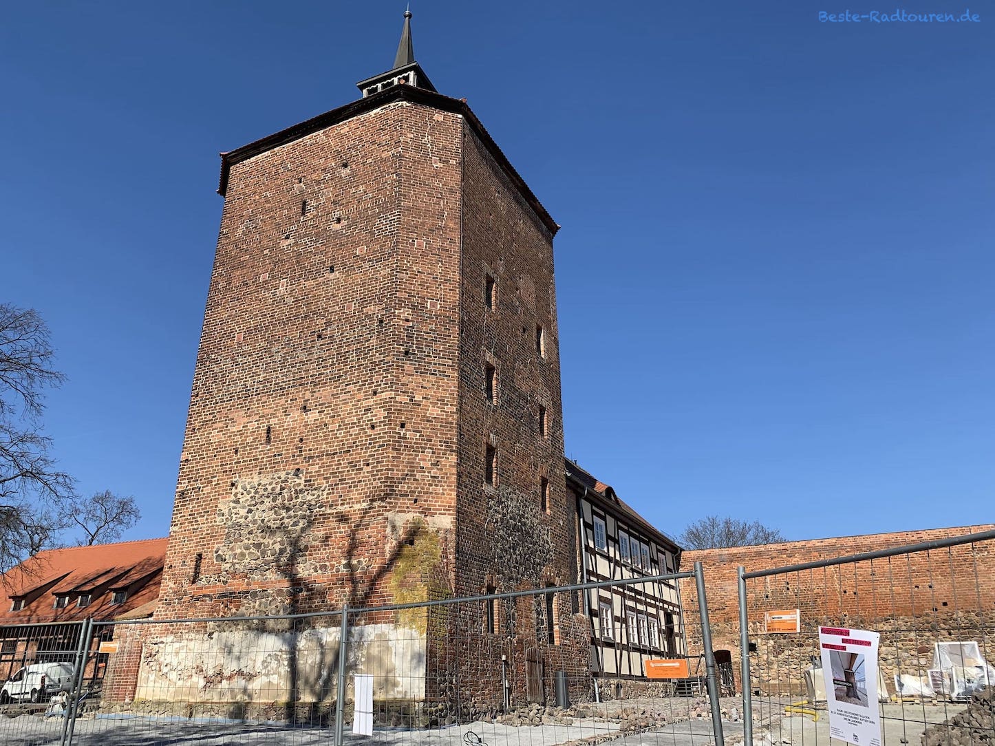 Foto im Innenhof von Burg Beeskow, Turm und Nebengebäude, Sanierungsmaßnahmen