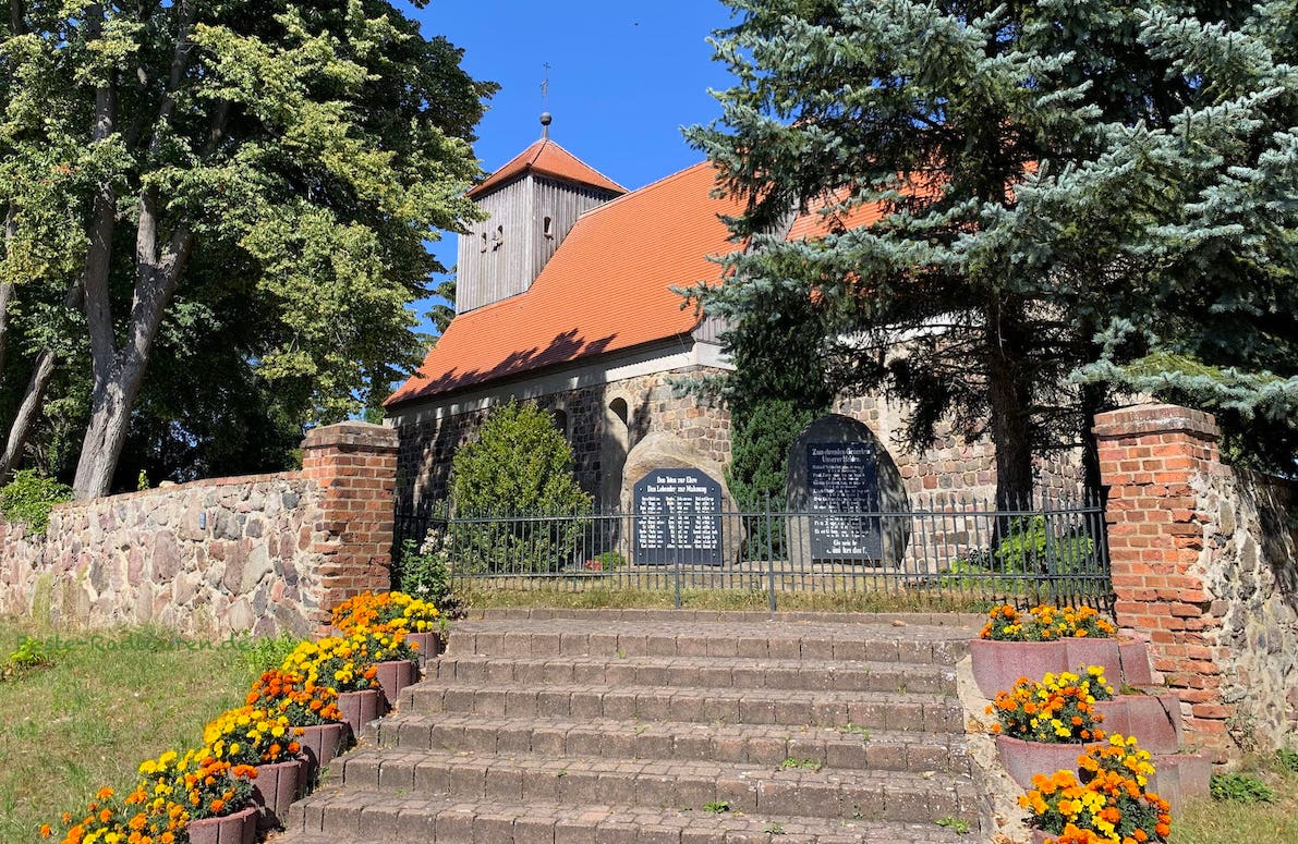 Dorfkirche Jänickendorf (Oder-Spree), Treppe mit Blumenschmuck