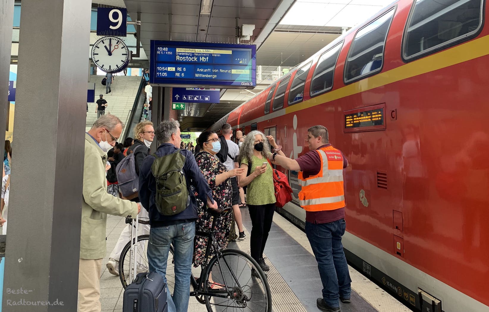 RE 5 Richtung Rostock am Wochenende: Zug überfüllt, steht in Gesundbrunnen, es geht nicht weiter, Ordnungskräfte versuchen, die Überfüllung zu verringern