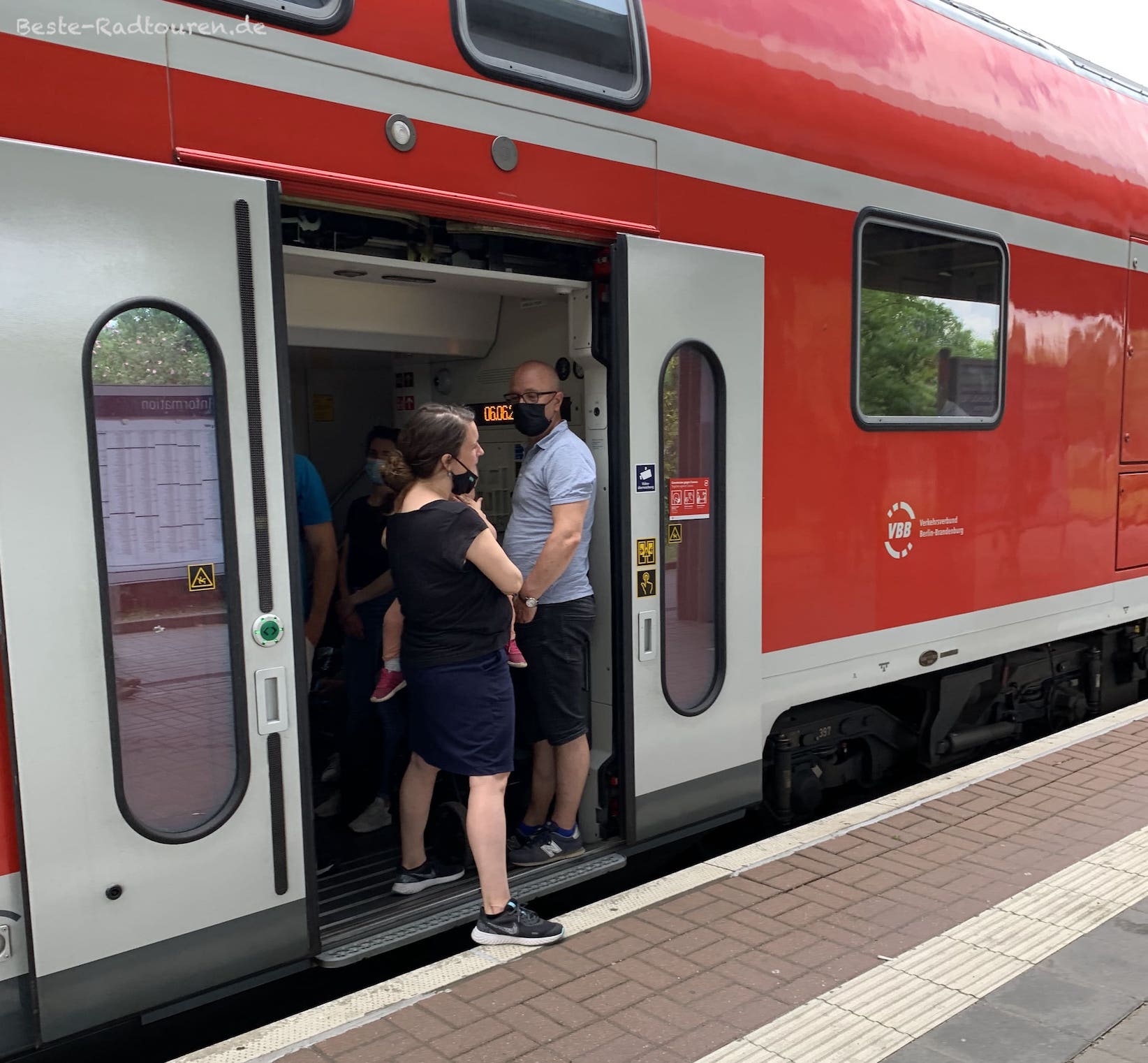 Pfingstmontag 2022: In Brandenburg an der Havel ist der RE1 nach Magdeburg überfüllt