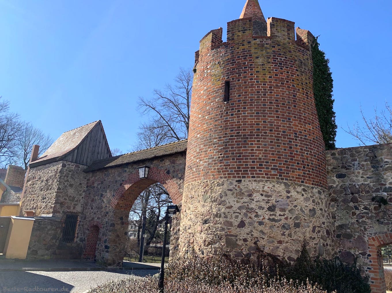 Westlicher Teil der Stadtmauer Beeskow, Turm, Tor / Durchfahrt