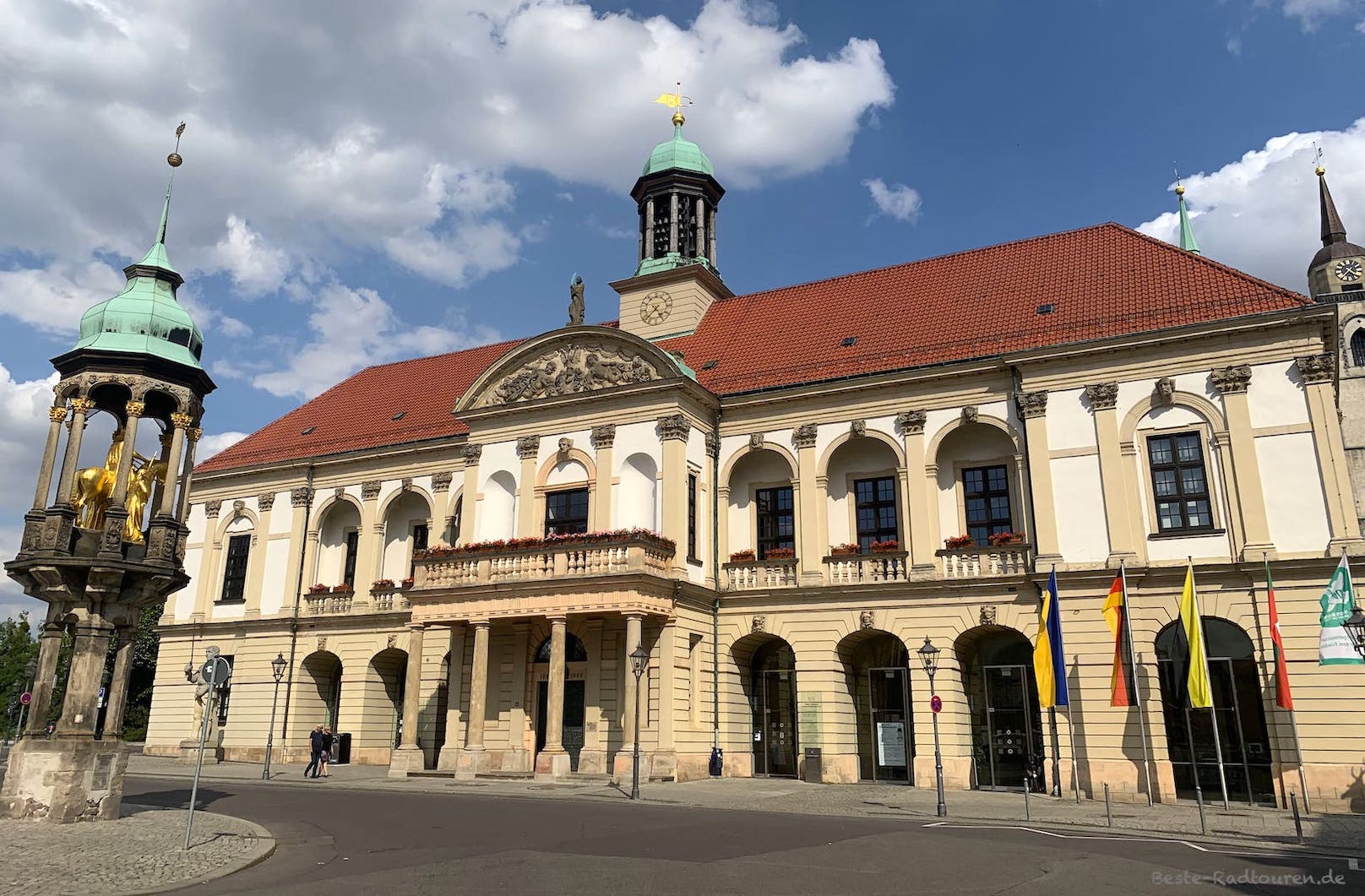 Altes Rathaus Magdeburg, davor der Magdeburger Reiter