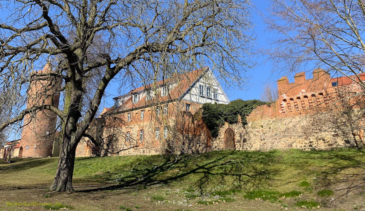 Beeskow: Stadtmauer im Süden mit Turm und Fachwerkhaus, Foto südlich der Klosterstraße