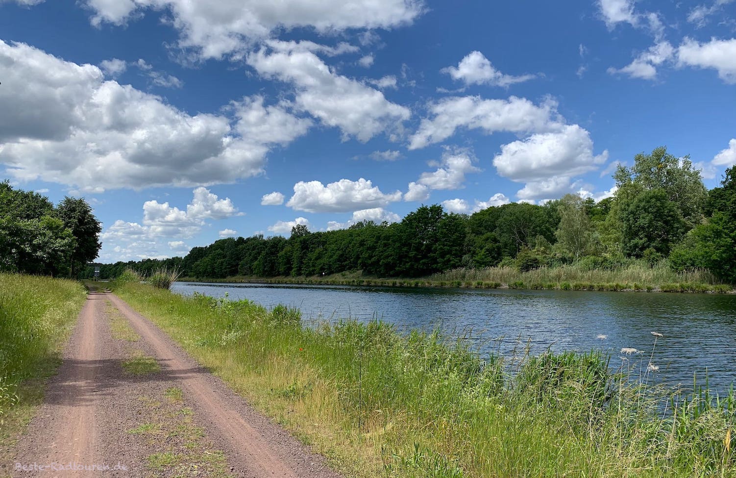 Befestigter Uferweg am Elbe-Havel-Kanal zwischen der Schleuse Hohenwarthe und Burg