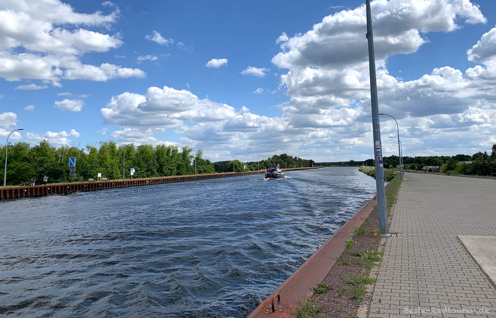Wasserstraßenkreuz Magdeburg - Hohenwarthe, Ende der Kanalbrücke vom Mittellandkanal, Foto Richtung Westen und Elbe-Havel-Kanal
