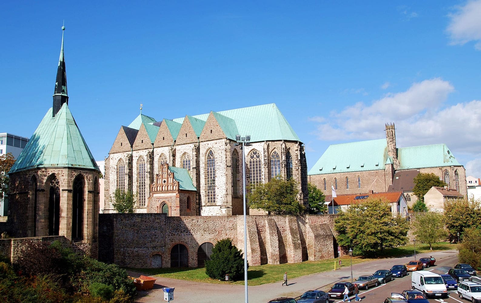 Magdeburg, Foto vom Elbufer aus: links die Magdalenenkapelle, mittig die Kirche St. Petri, rechts die Wallonerkirche