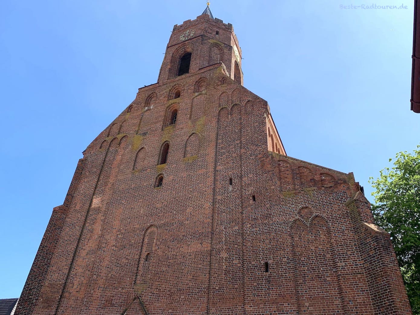 Marienkirche / St.-Marien-Kirche Beeskow, Vorderseite - Foto von vorn / unten