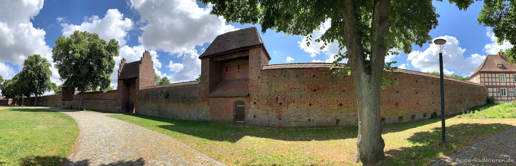 Südseite der alten Stadtmauer von Wittstock. Rechts das Museum