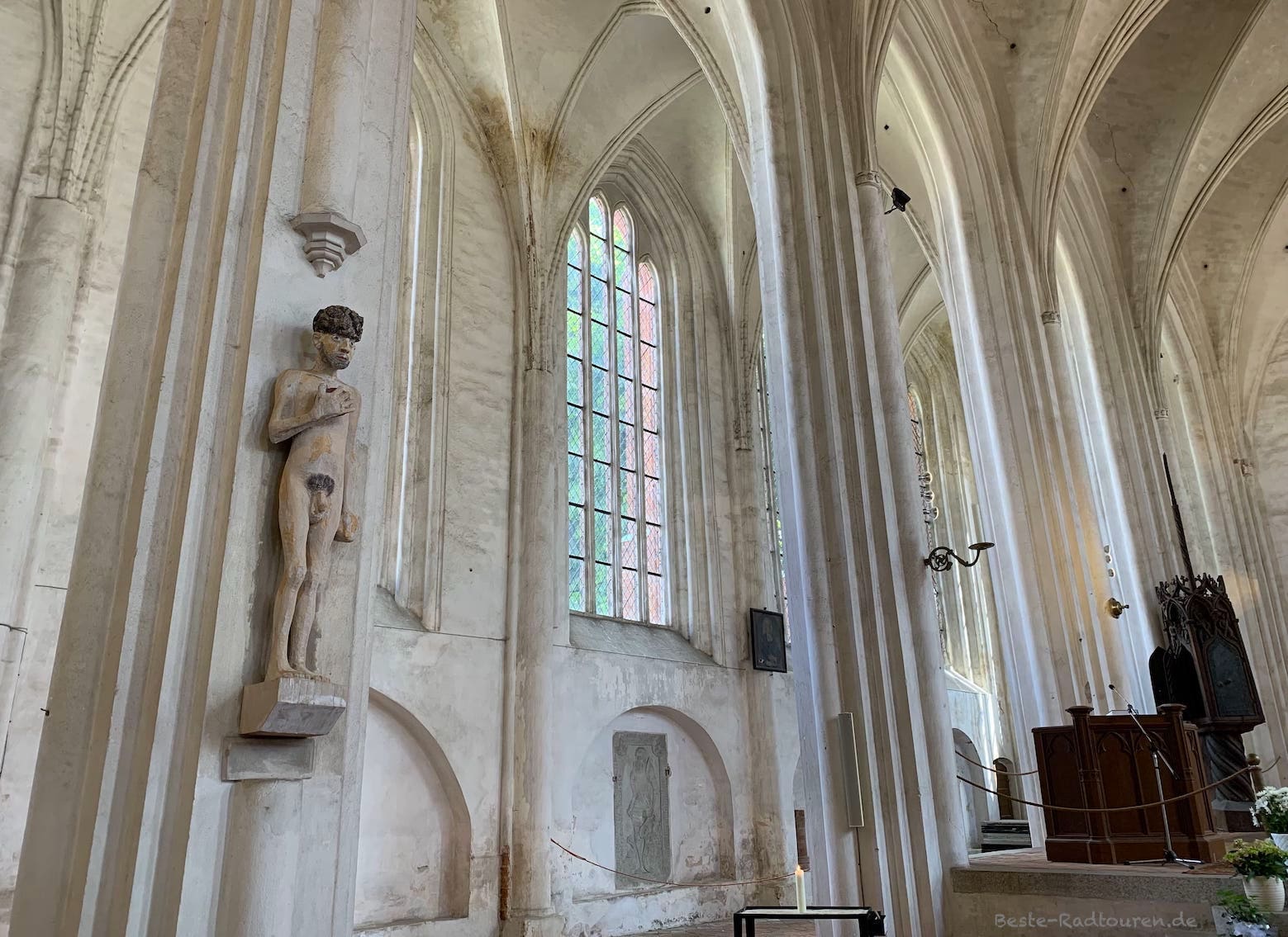 St.-Marien-Kirche von Wittstock, innen: Gewölbe, Seitenaltar, Adam-Figur / Skulptur