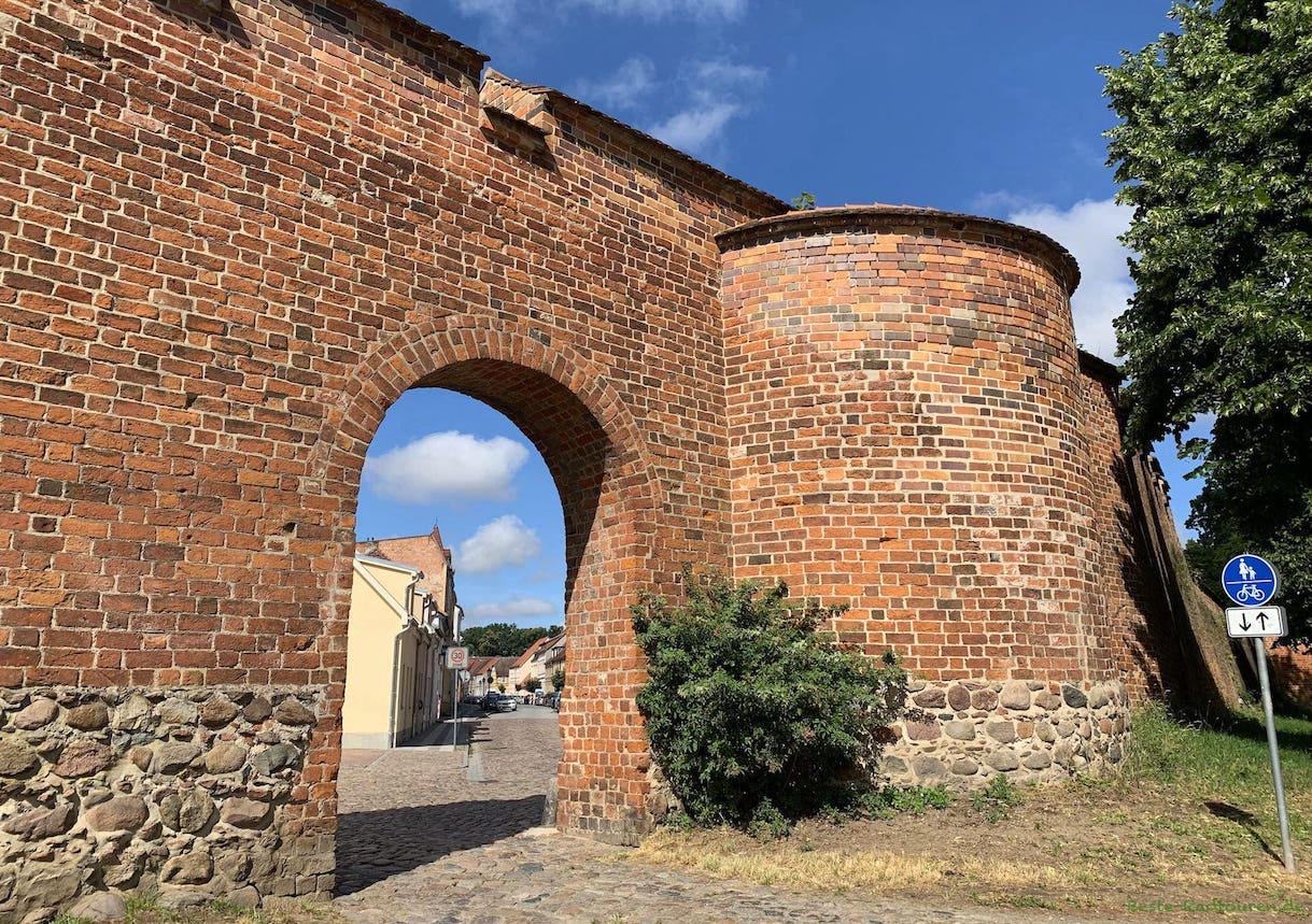 Wittstock (Dosse): Tor bzw Durchlass an der Stadtmauer, Foto von Nordost