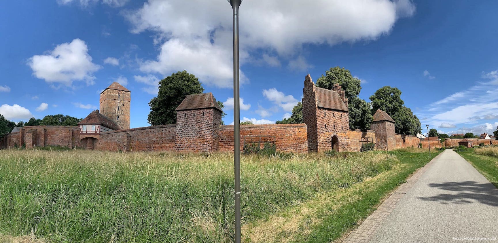Stadtmauer von Wittstock, Foto vom Süden her - Burgturm und Museum, Wiekhäuser