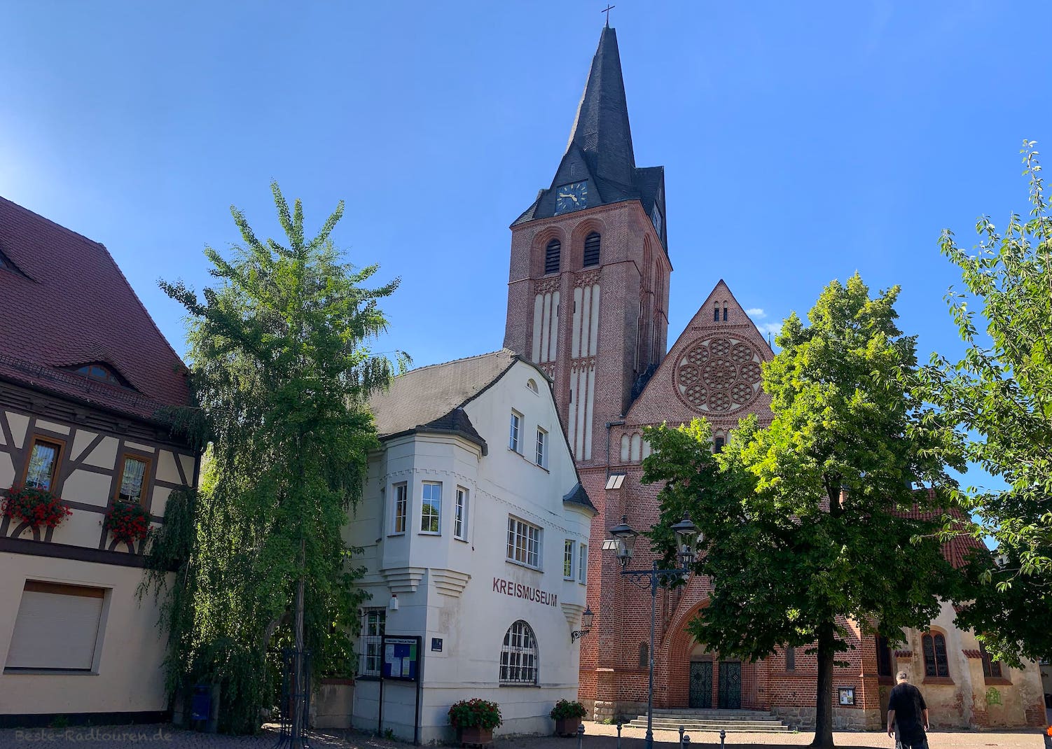 Im Zentrum von Bitterfeld: Stadtkirche und Kreismuseum