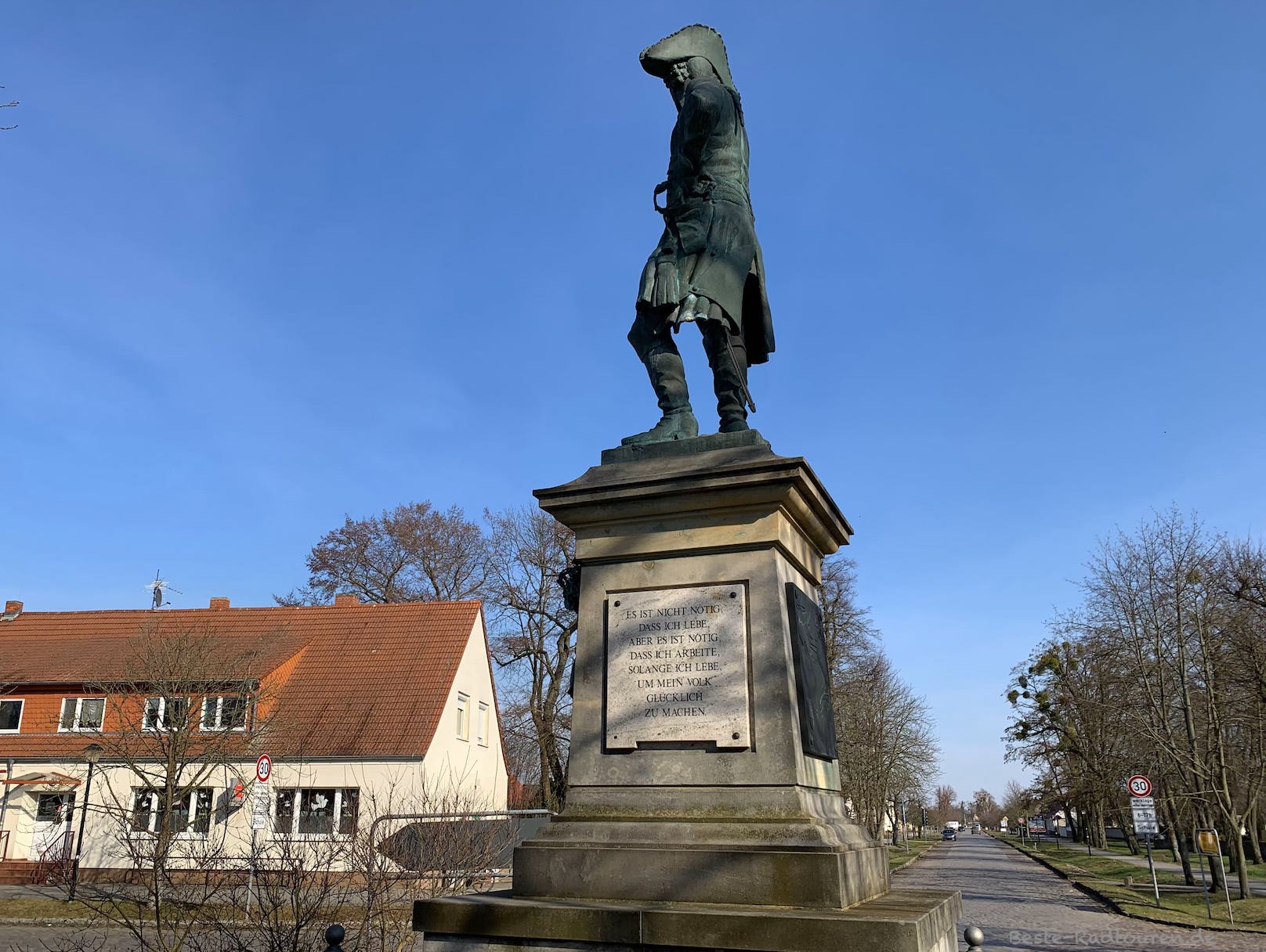Denkmal von Friedrich II (Friedrich der Große, Alter Fritz) in Neutrebbin, Foto von der Seite
