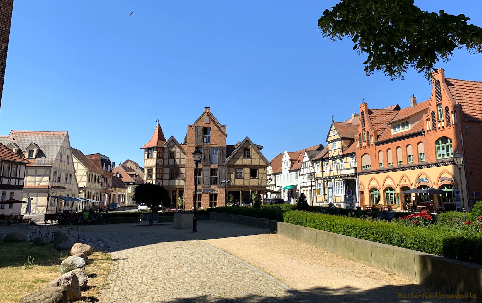 Tangermünde Altstadt, Foto vom Ende der Kirchstraße: verschiedene Altbauten, Fachwerkhäuser