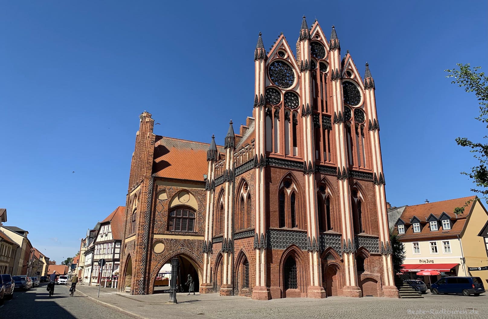 Historisches Rathaus und Museum auf dem Marktplatz von Tangermünde, Foto von der Kirchstraße aus