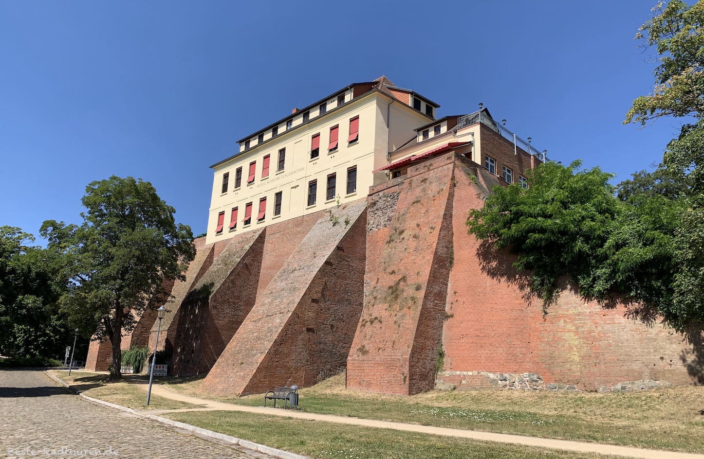 Hotel und Schloss Tangermünde auf einer hohen Wehrmauer / Stadtmauer, Teil der Burg