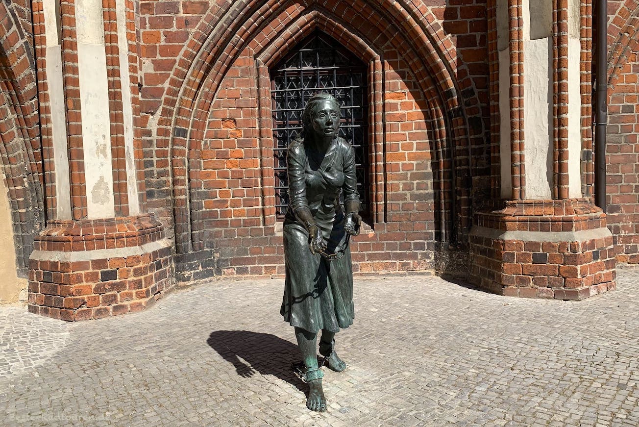 Skulptur von Grete Minde vor dem Historischen Rathaus Tangermünde