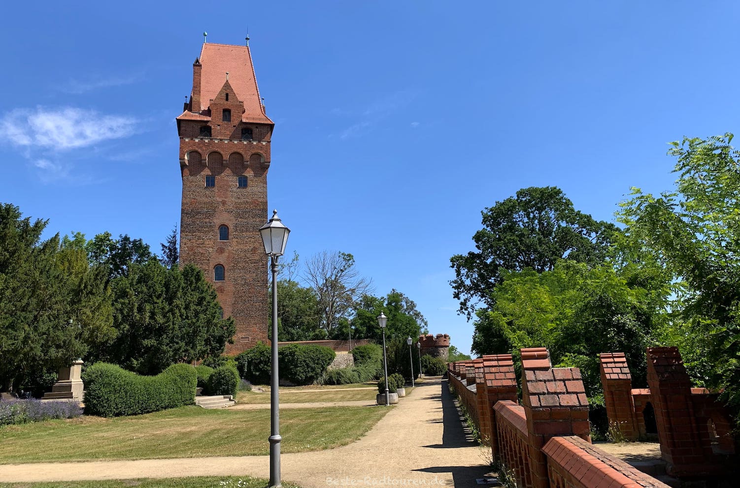 Teil der Burg Tangermünde mit Wachturm, kleinem Park und Brüstung
