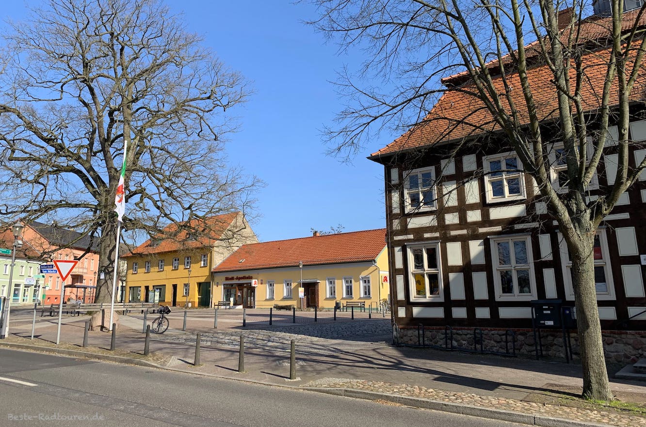 Im Zentrum von Biesenthal; Fachwerkhaus rechts mit Rathaus und Touristen-Information