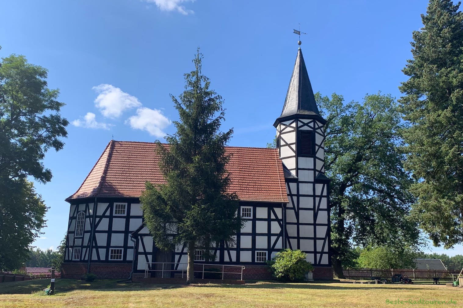 Fachwerk-Kirche von Spreewitz im Spreetal, Foto von der Seite
