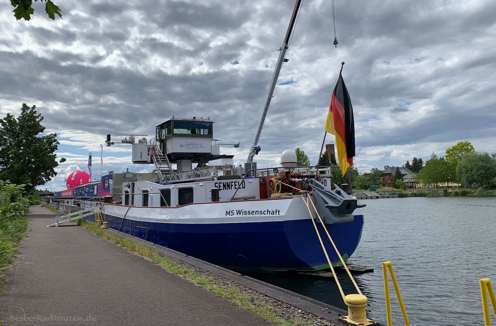 Schiff am Elbe-Havel-Kanal in Genthin: MS Wissenschaft