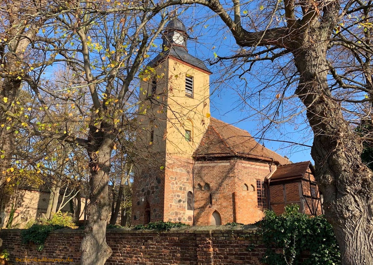 Kirche / Dorfkirche Ketzür, Gemeinde Beetzseeheide, Foto über die Mauer