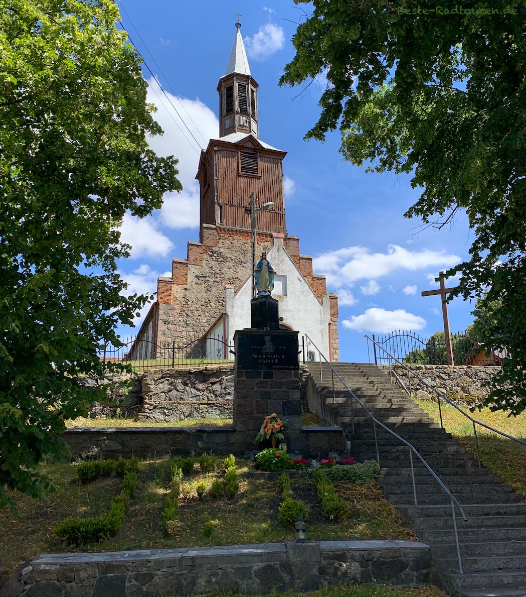 Vor der Dorfkirche von Klosow (Klossow): Heiligenfigur