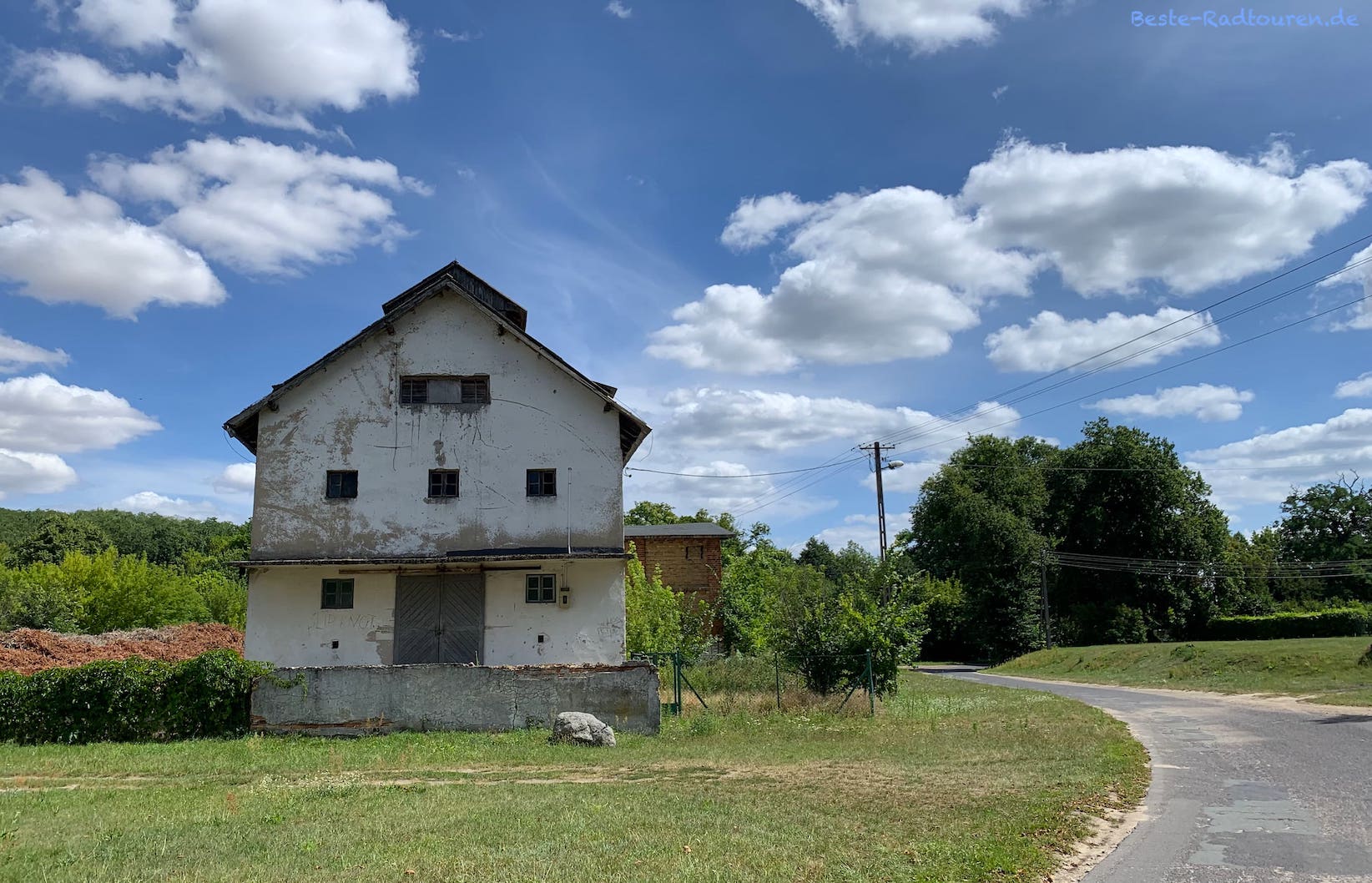 Im Mini-Dorf Kurzycko: Vernachlässigtes Haus (bewohnt) und geflickte Straße