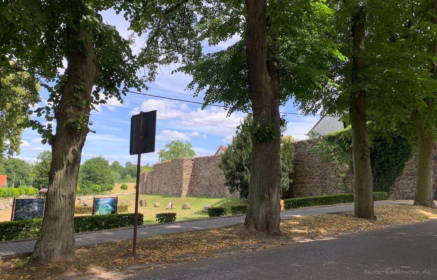 Ortseingang von Moryn: alte Stadtmauer und Schautafeln