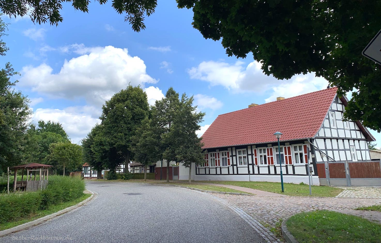 Neulewin im Oderbruch: Ort mit restaurierten Fachwerkhäusern