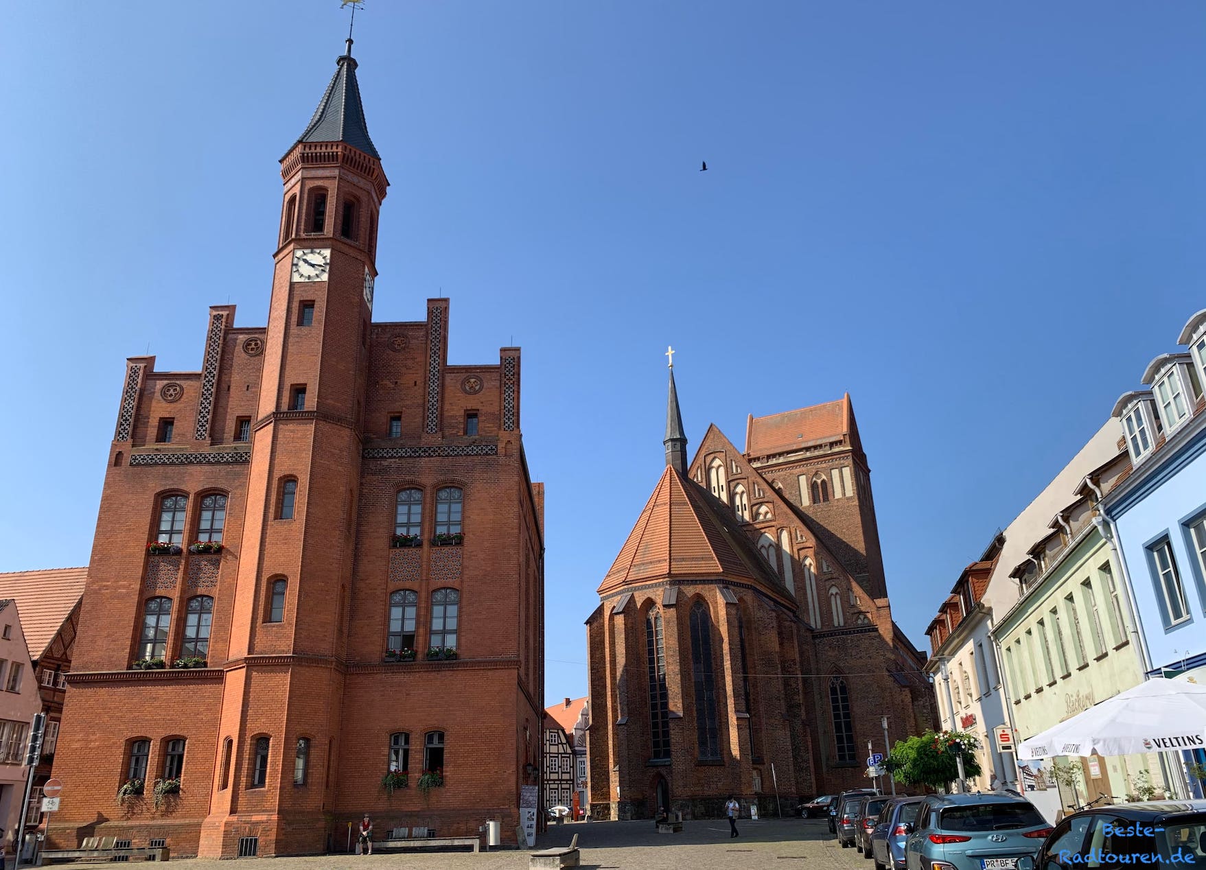 Perleberg-Zentrum: Rathaus, St.Jacobi-Kirche (Foto vom Marktplatz aus)