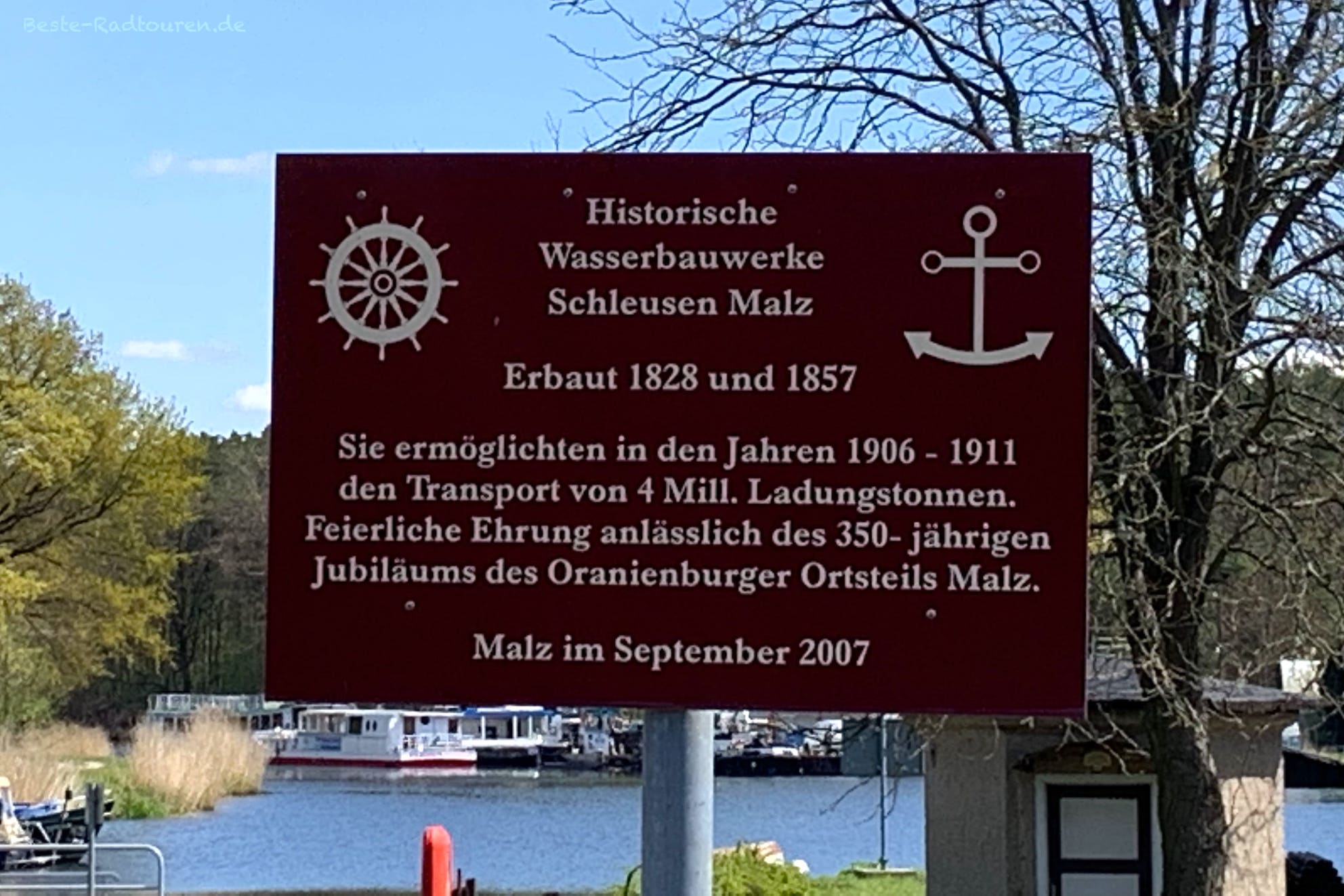Schild an der Brücke in Malz informiert über die beiden historischen Schleusen