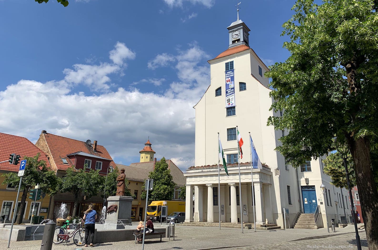 Auf dem Marktplatz von Treuenbrietzen: Vor dem Rathaus steht das Sabinchen-Denkmal (Sabinchen-Brunnen)